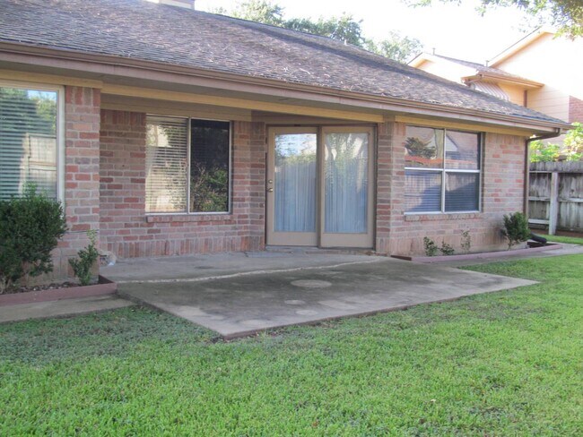 Building Photo - 2118 Hickory Lawn Dr
