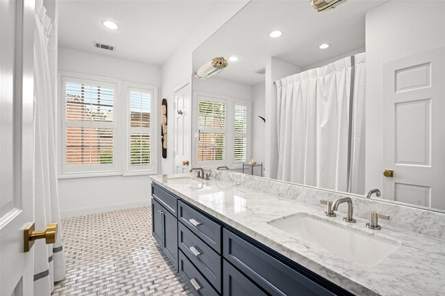 Building Photo - 5527 Briar Dr