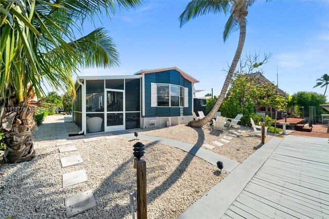 Building Photo - 648 E Palm Ave