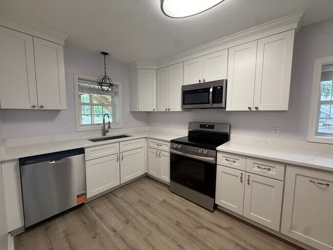 Building Photo - 120 N Pinewood Dr