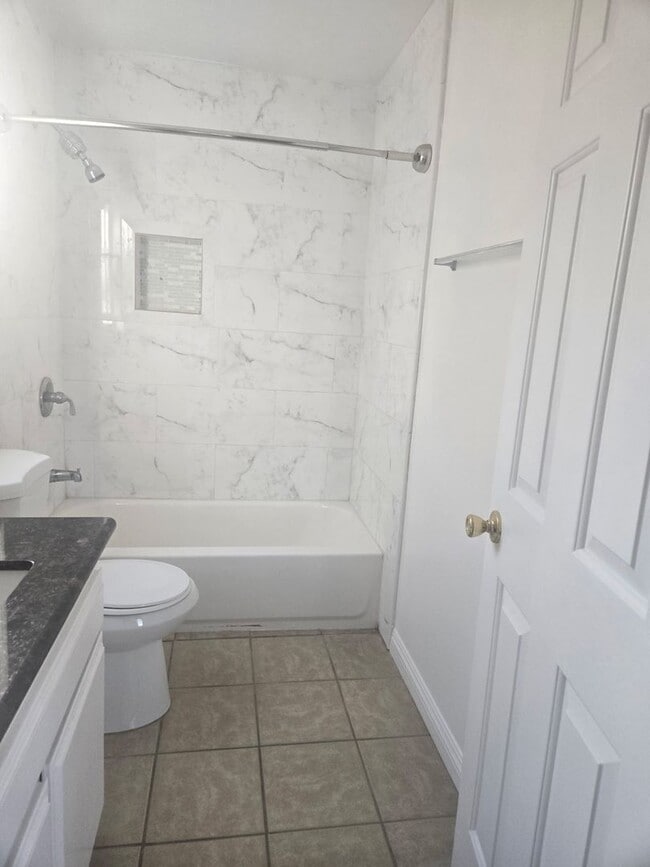 Building Photo - Chestnut