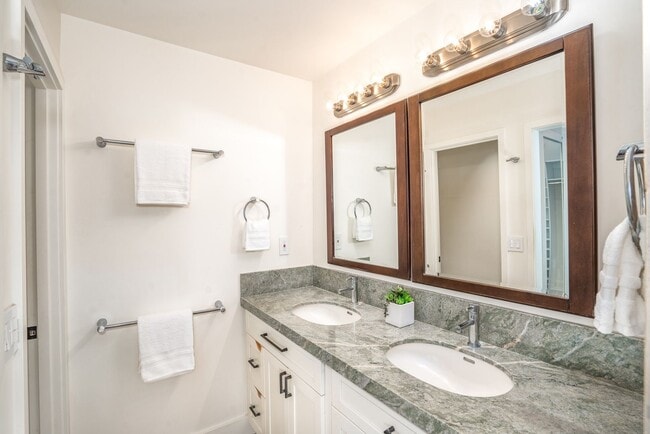 Building Photo - Beautiful Custom Built Home in Wailuku Heights, 2 Bed/3 Bath with Flex Room, Magnificent Ocean/Mo...
