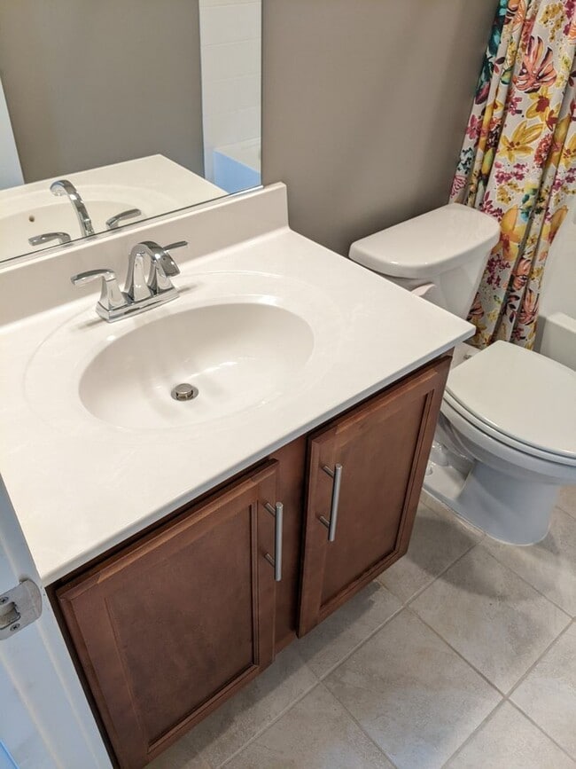 Building Photo - Gorgeous Newer Build (2019) 4 level townho...