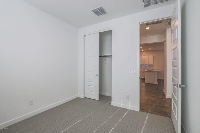 Building Photo - 16581 W Charlotte Dr