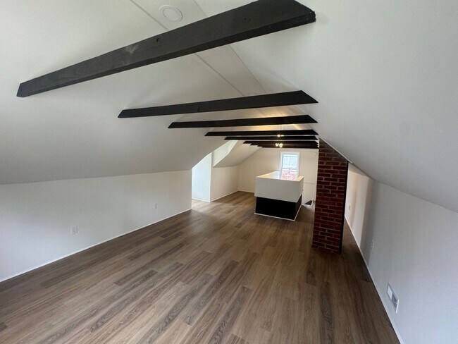 Building Photo - Charming 3-Bedroom Property in Prime Location