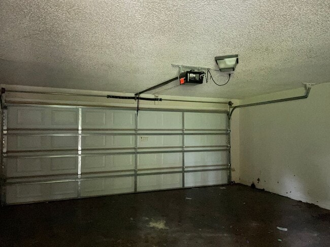 Building Photo - 3/2/2 plus bonus room WOISD