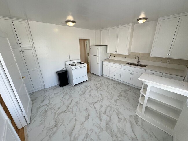 Building Photo - Quaint 3 bedroom Apt Home on 439-443 N. Spaulding Ave.