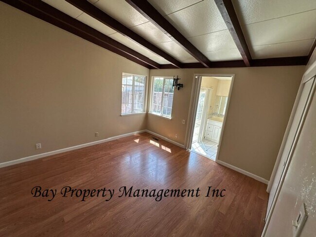 Building Photo - Lovely 3 bedroom 2 bath home with pets considered!