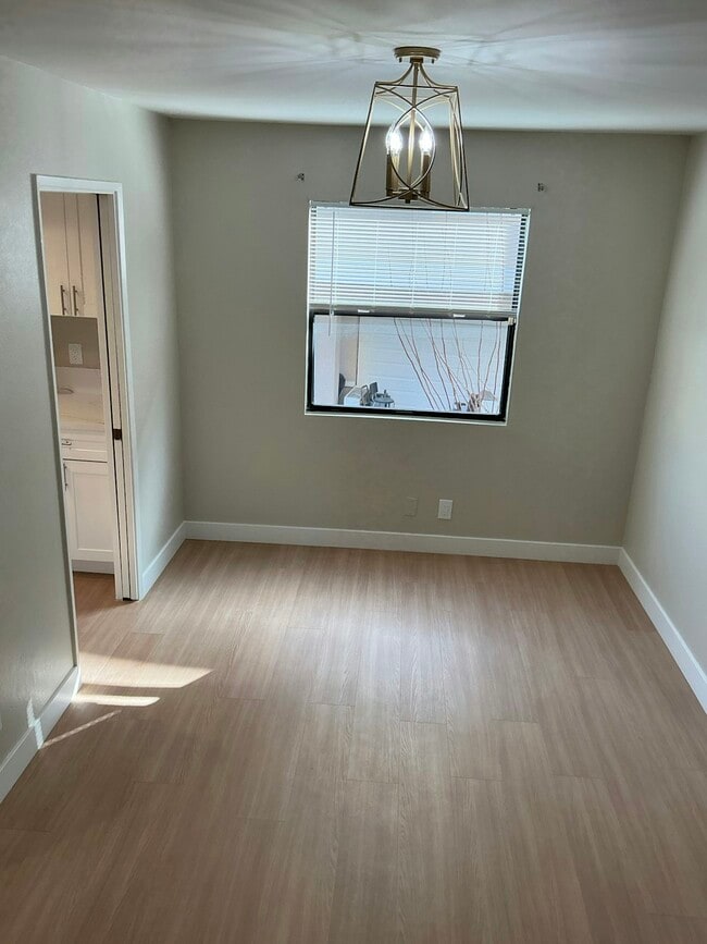 Building Photo - 852 N Monterey St