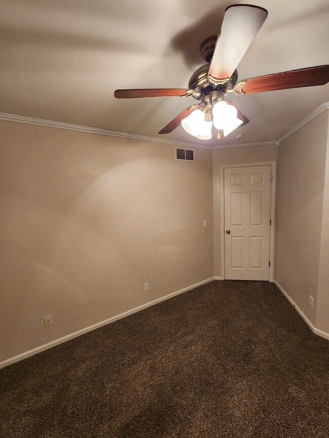 Building Photo - Spacious Three Bedroom!