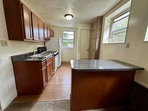 Building Photo - Charming One Bedroom in Oakland! Spacious Layout & Great Natural Light! Call Today!