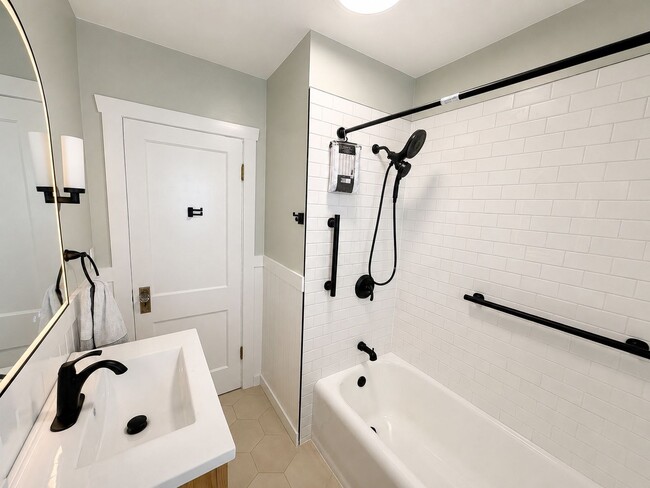 Building Photo - Fully Remodeled Ballard 5 Bed/2 Bath Home w/ A/C!
