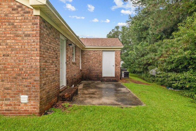 Building Photo - 2 Bedroom 1 Bathroom Duplex
