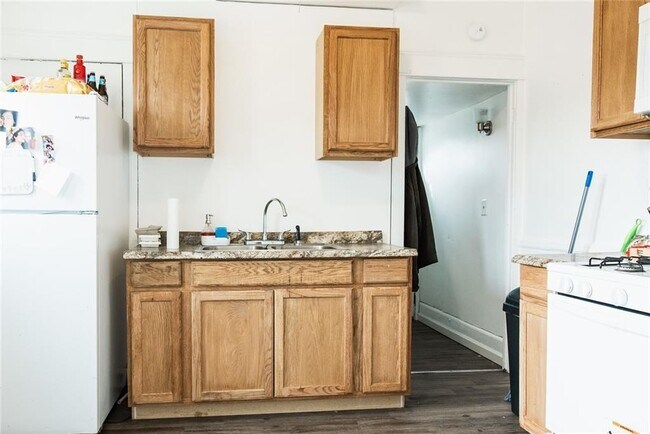 Building Photo - 839 E 26th St