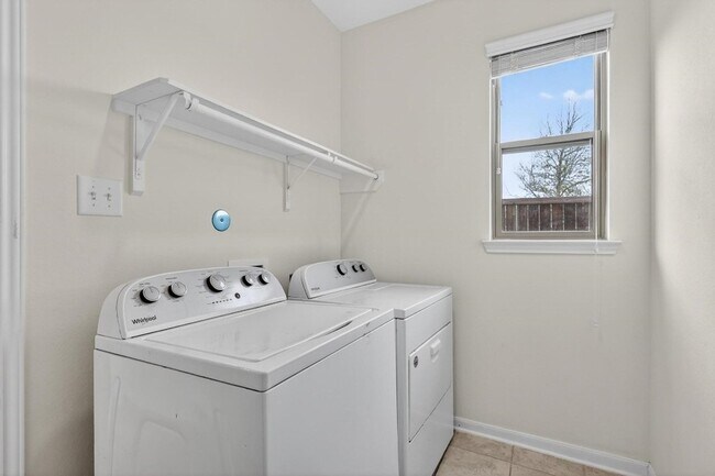 Building Photo - 3322 Nila Crk Dr