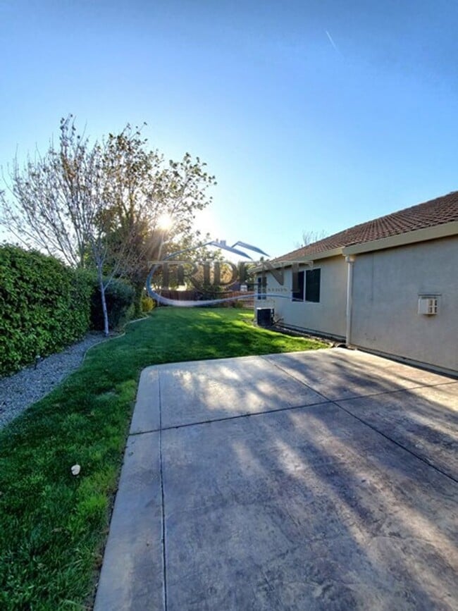 Building Photo - 4 bedroom, 2 bath house
