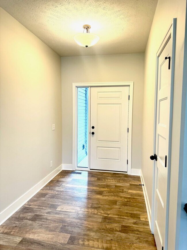 Building Photo - Spacious Ranch Home  5 Bedrooms  3 Bathrooms  3,163 Finished Sq Ft