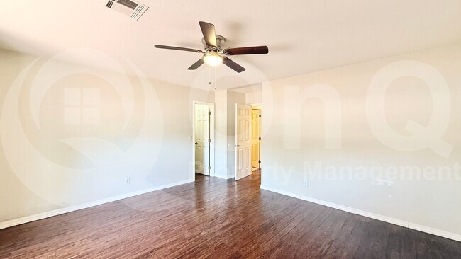 Building Photo - 822 W Earll Dr