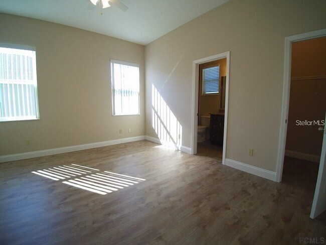 Building Photo - 13 Wood Amber Ln