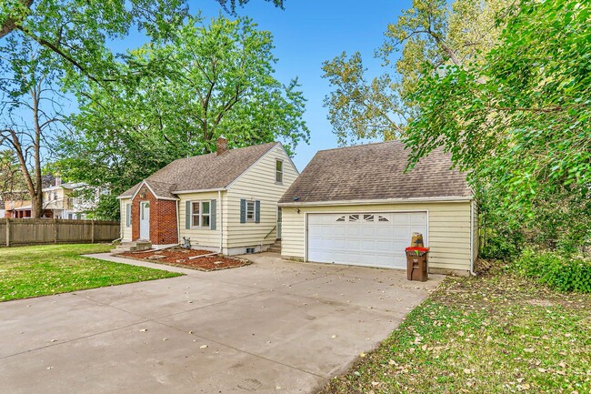 Building Photo - Lovely 4BR Home on a Quiet, Tree-Lined Street