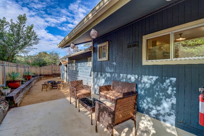 Building Photo - 2807 Willow Creek Rd