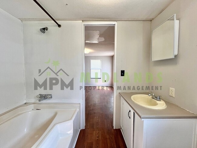 Building Photo - 2413 S Lake Dr