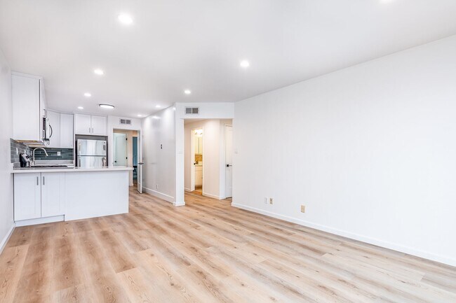 Building Photo - 350 26th Ave