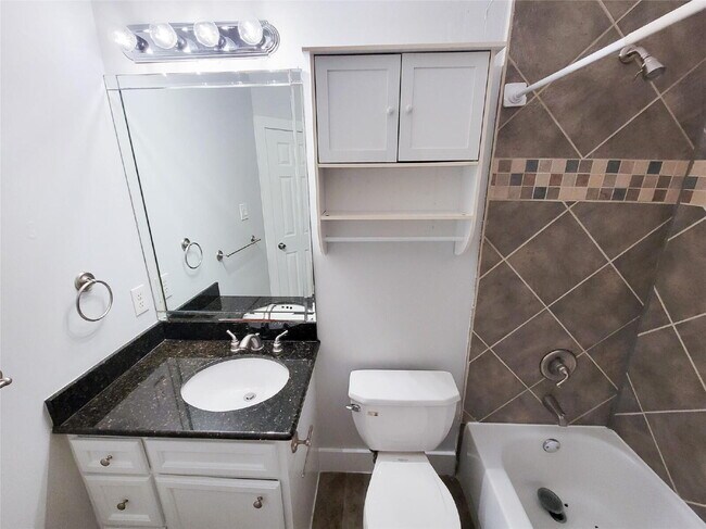 Building Photo - 3 Bed Townhome in 77003 Near Minute Maid Park + First-Floor Living