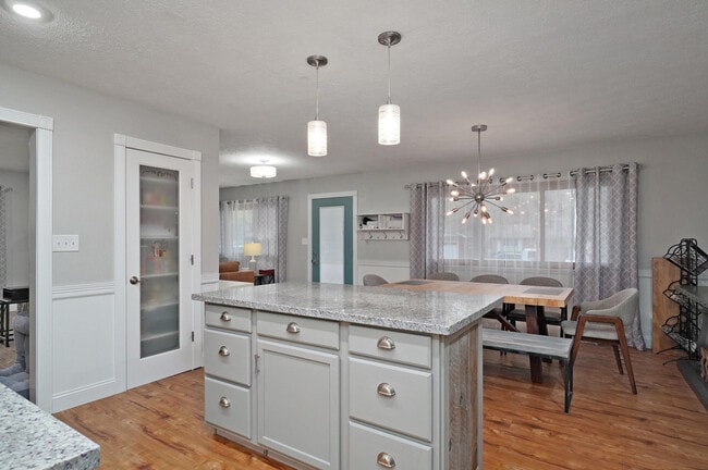 Building Photo - 2422 S Kickapoo Ave