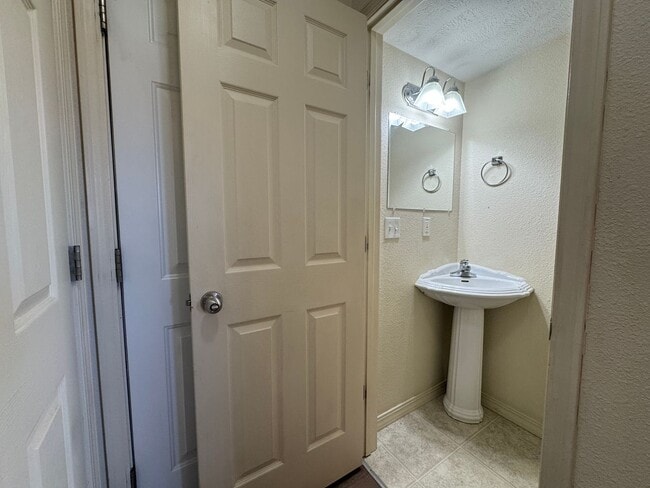 Building Photo - Spacious 3 bedroom, 2.5 bathroom Duplex