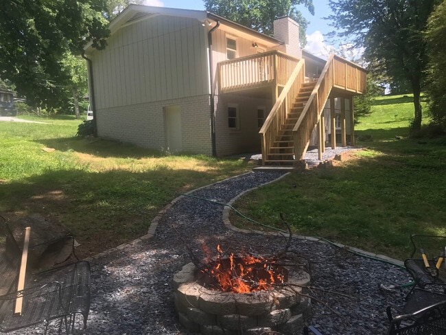 Building Photo - 305 Red Bird Way