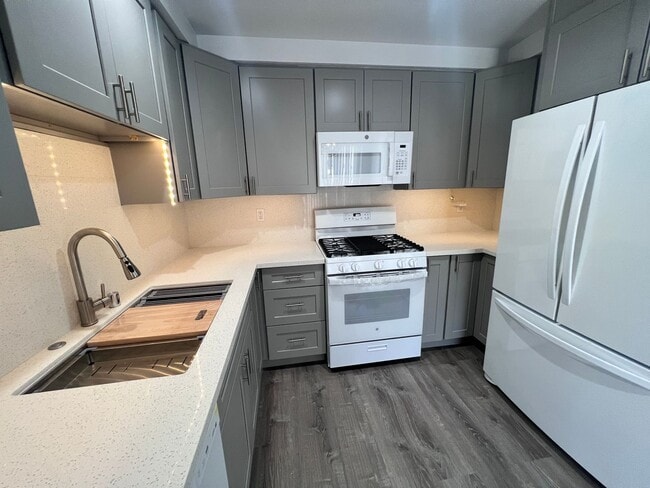 Building Photo - 3-Bedroom Condo with Epoxy Garage in Vista Fairways, Valencia!