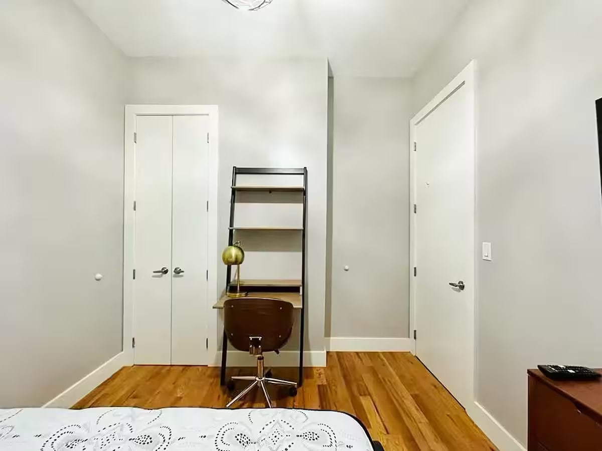 Building Photo - Furnished room/NOT APARTMENT