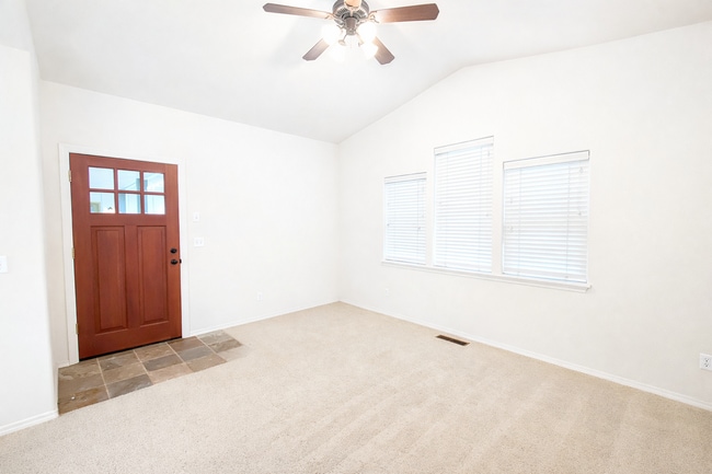 Building Photo - Beautiful 2x2.5 townhouse in NW Crossing! New hickory flooring coming soon!