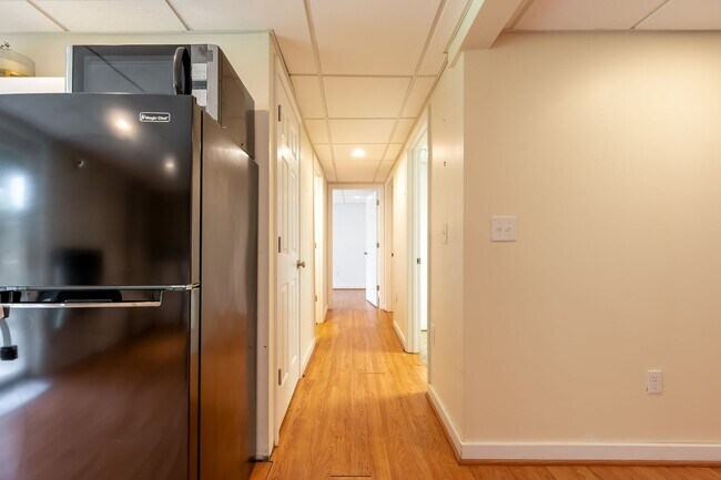 Building Photo - Spacious Ranch Close to Campus