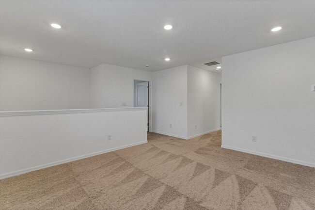 Building Photo - Like-New Ashton Woods Spacious 5BR 4BA, Prime Location Near I-4!