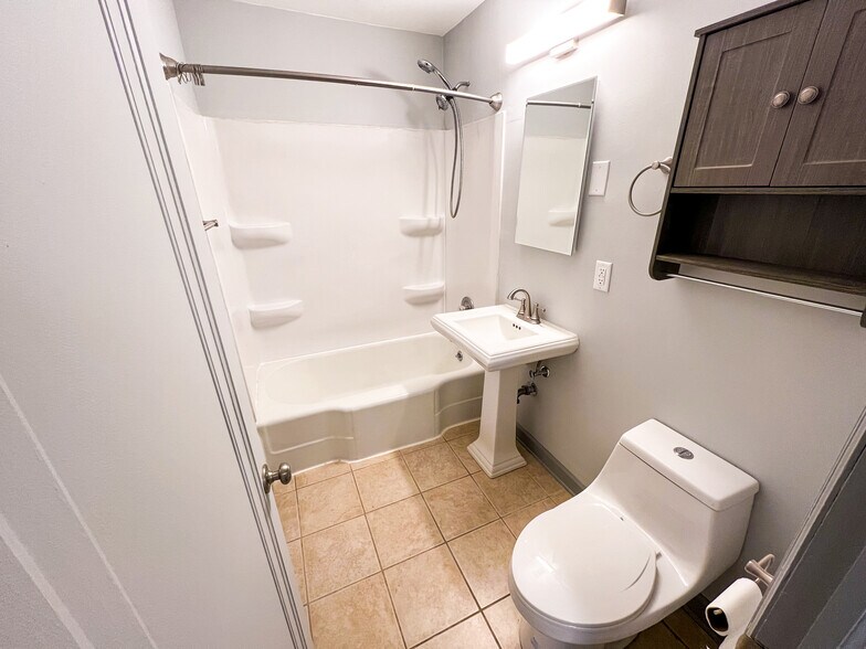 Bathroom - 1722 Broadway St N