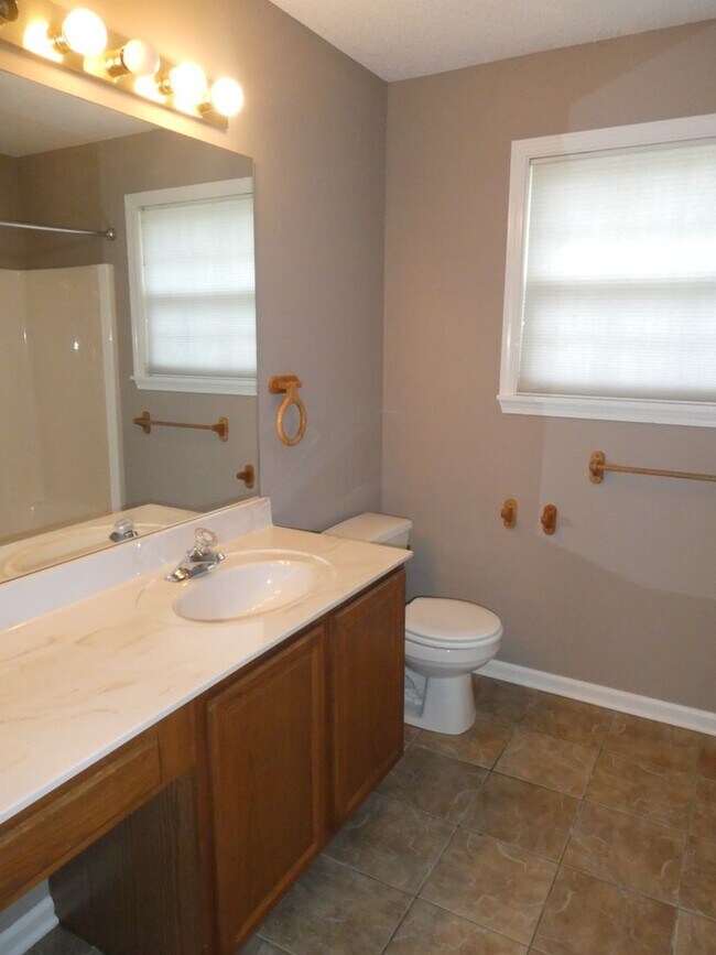 Building Photo - 3 Bedroom 2 Bath Home in Seven Oaks Neighborhood