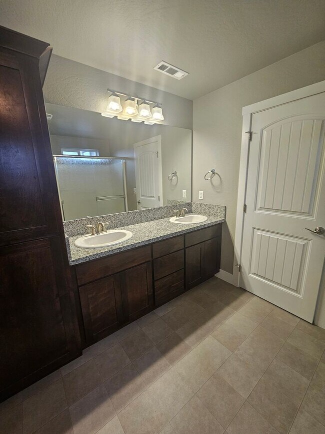 Building Photo - 1803012