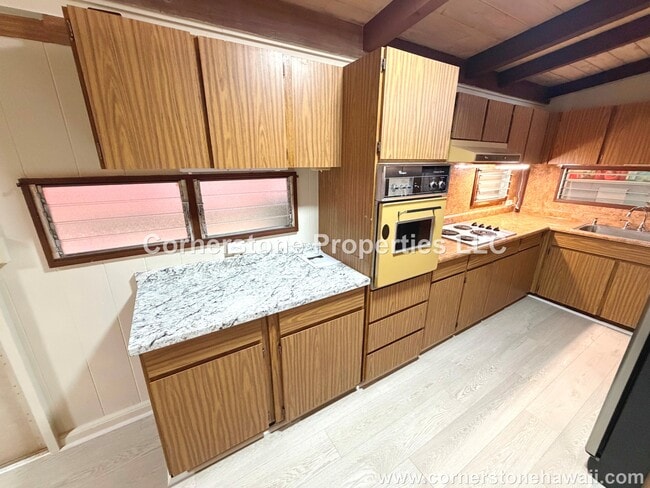 Building Photo - 1558 Hoonipo St