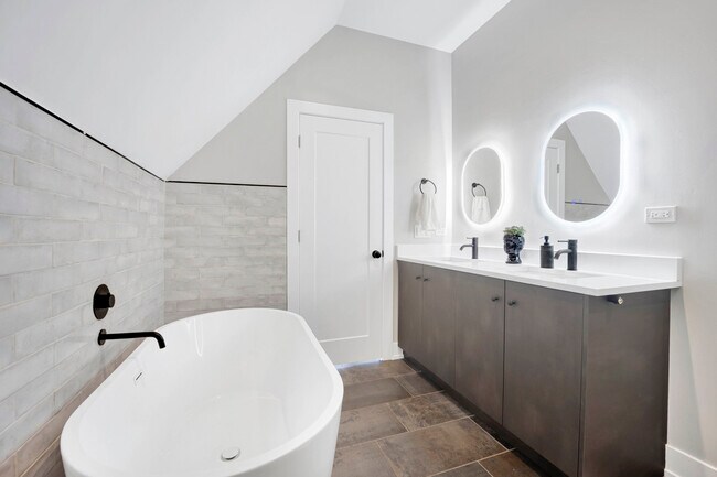 Building Photo - 3330 S Indiana Ave