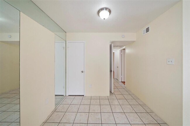Building Photo - 3900 Woodchase Dr
