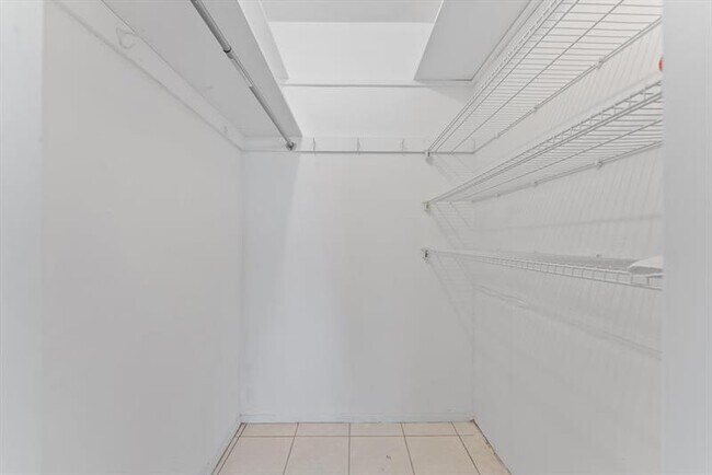 Building Photo - 1041 Hillsboro Mile