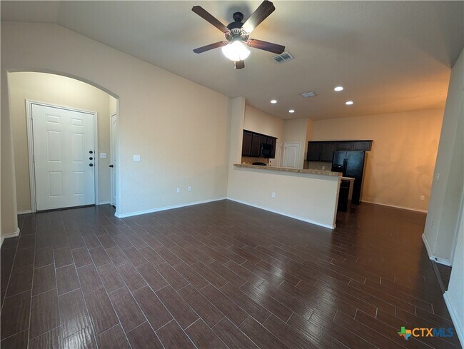 Building Photo - 660 Creekside Cir