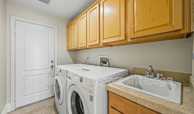 Building Photo - 1107 Las Flores Dr