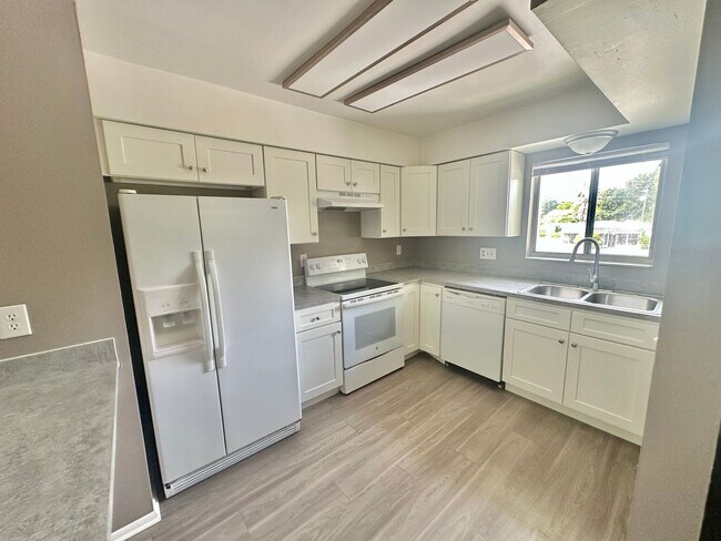 Building Photo - 2549 S Oak Ave