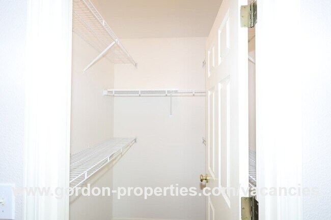 Building Photo - NE Halsey St - 2 bedroom townhouse with de...
