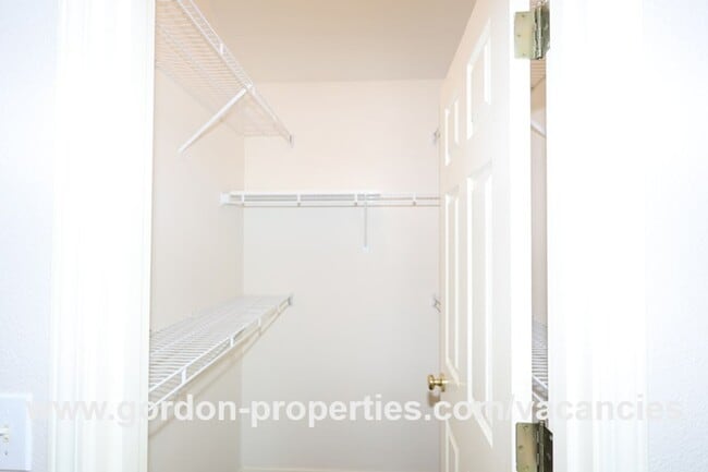 Building Photo - NE Halsey St - Gresham 2 bedroom townhouse with den/office