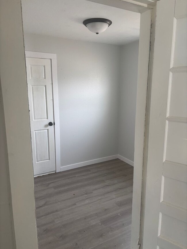 Building Photo - 605 E 14th St