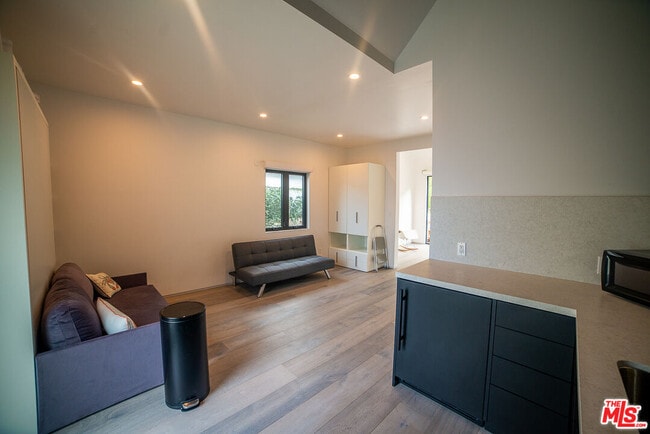 Building Photo - 205 Venice Way